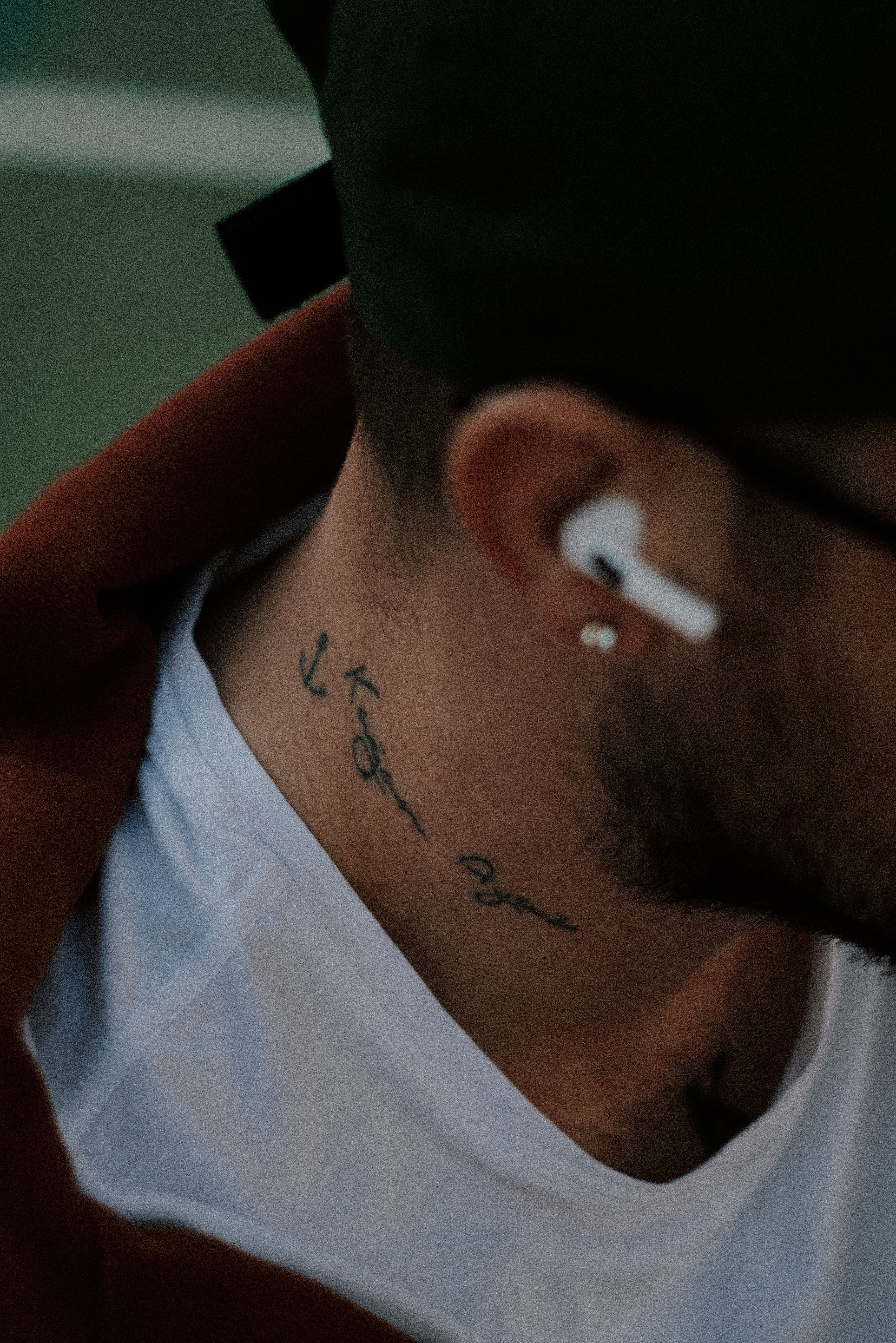 Detalhe de tatuagem no pescoço